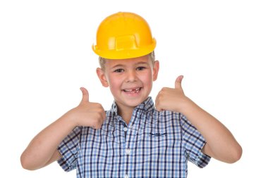 Başparmak yukarıya jest yapma ve kameraya bakarak mutlu çocuk.