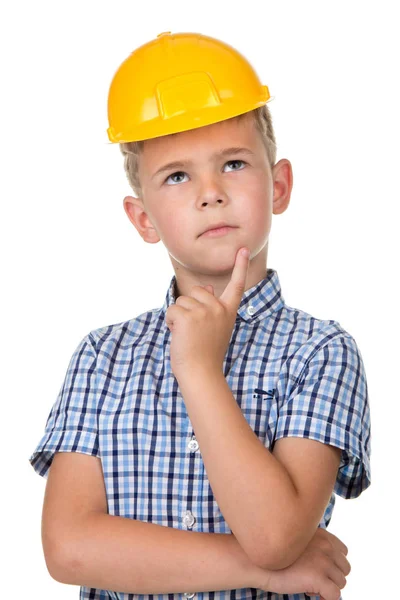 Retrato emocional de medio cuerpo de un niño reflexivo con camiseta azul y sombrero amarillo, aislado sobre fondo blanco — Foto de Stock