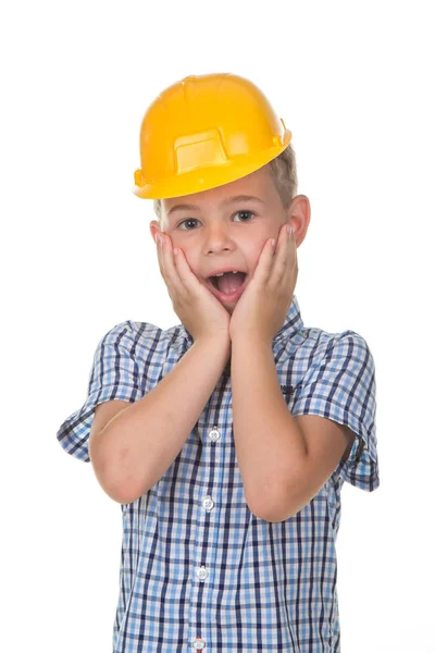 Retrato emocional de medio cuerpo del adolescente caucásico con camisa azul y casco amarillo, aislado sobre fondo blanco . — Foto de Stock