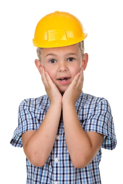 Mavi t-shirt ve sarı kask giymiş bir Oluşturucu çocuk varoluş duygusal portre. Beyaz arka plan üzerinde izole.