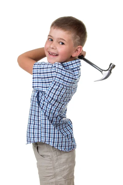 Grappige jongen jongen in blauwe geruite shirt swunging met een hamer en glimlachend tegen witte achtergrond — Stockfoto