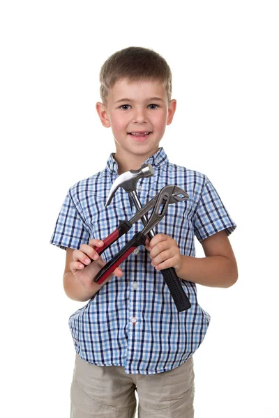 Carino bambino in camicia a scacchi blu, tenendo gli strumenti di costruzione, isolato su sfondo bianco — Foto Stock