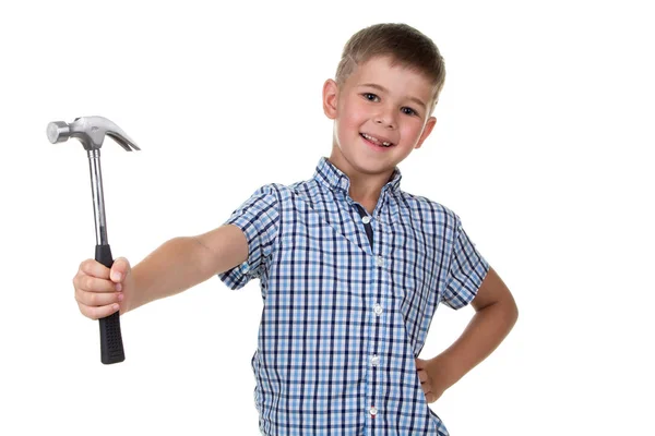 Imagen de estudio de un lindo niño constructor en camisa a cuadros azul con un martillo sobre fondo blanco — Foto de Stock