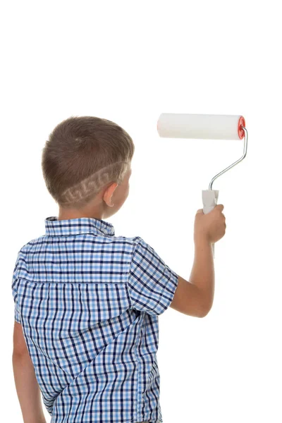 Un pequeño constructor con camisa a cuadros azul, pintando la pared con el rodillo de pintura, aislado sobre fondo blanco — Foto de Stock