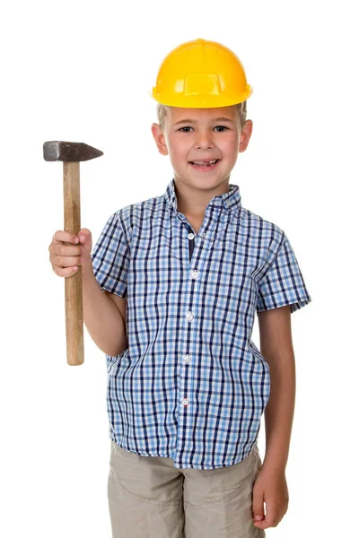 Adolescent mignon garçon en chemise à carreaux bleu et casque de bâtiment jaune, tenant un marteau sur fond blanc isolé — Photo