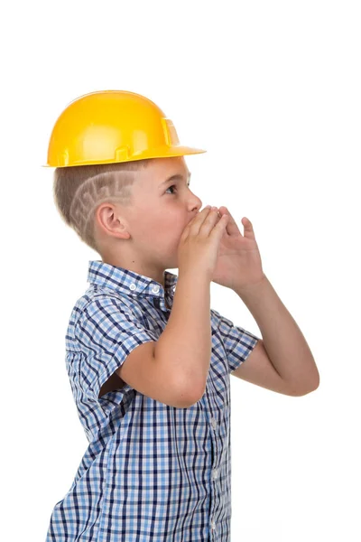 Bonito jovem construtor em camisa xadrez azul e capacete de construção gritando algo, construindo conceito — Fotografia de Stock