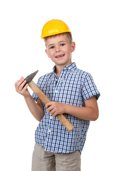 Adolescent mignon garçon en chemise à carreaux bleu et un casque de bâtiment avec marteau sur fond blanc isolé — Photo