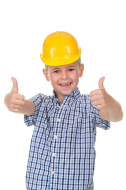 Sevimli genç oğlan mavi kareli gömlek ve beyaz izole arka plan, yarım vücut üzerinde bina kask oluşturmak yoluyla