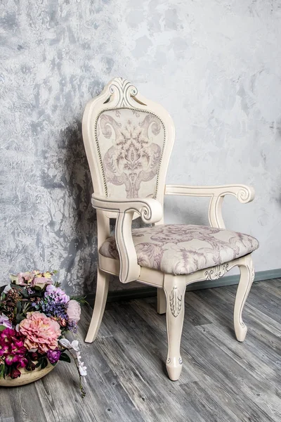 Intérieur à l'ancienne avec fauteuil de luxe sur fond de papier peint ocre — Photo