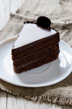 Plaka, çul, krem ve bisküvi çikolata kek parçası. Doğum günü şekerleme gıda