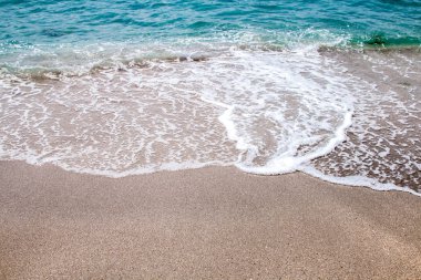 Güzel bir plaj ve denizin dalgaları