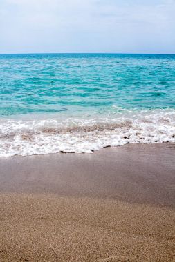 Güzel bir plaj ve su dalgalar, temiz kum, deniz sakin