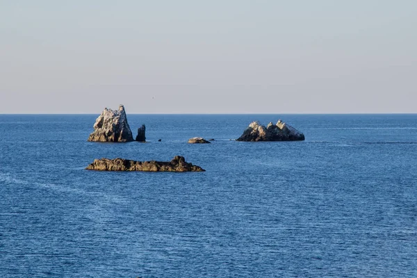 Krajina hladká Modrá čistá voda, s kameny — Stock fotografie