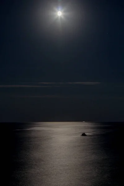 Mond, der sich in einem Meer spiegelt, Nachtzeit, Mondpfad, klare Nacht — Stockfoto