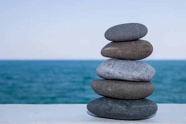 조약돌, 돌의 언덕 바위 에너지. 바다 배경으로 바위와 조 경 디자인 — 스톡 사진