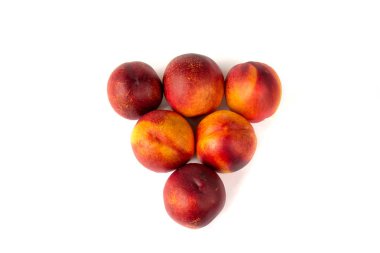 Nektarin üçgen grup beyaz arka plan üzerinde