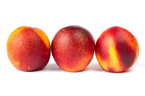 Сочные спелые персики на белом фоне в макро — стоковое фото