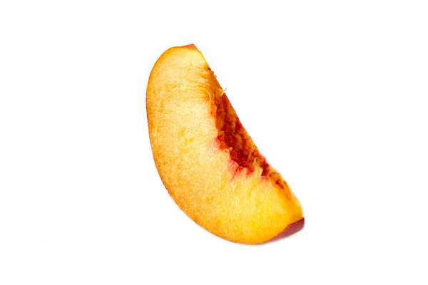 Segment smakelijk perzik op de witte achtergrond — Stockfoto
