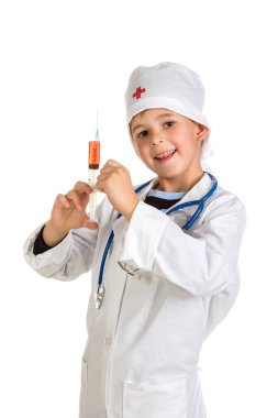 Şırınga kalite aşı ile mutlu gülümseyen doktor