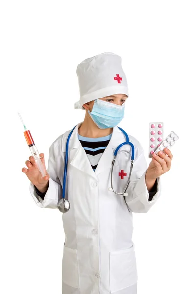 Leczenia. Lekarz ze strzykawki do pobierania próbek krwi i pigułki. — Zdjęcie stockowe