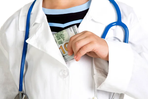 Närbild läkare gömmer sig dollar i mantel — Stockfoto