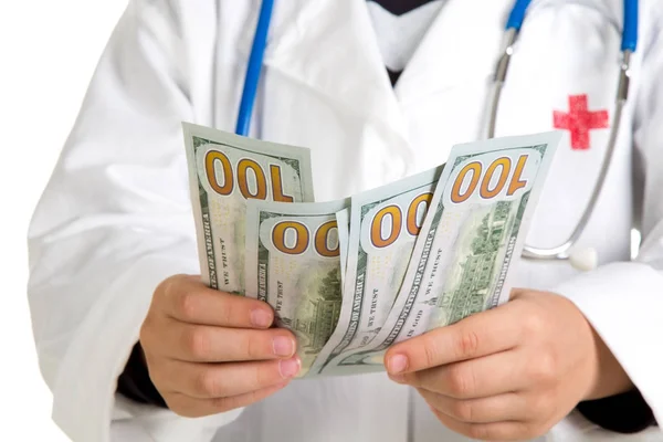 Dolarů v rukou lékařů. Počítání peněz — Stock fotografie