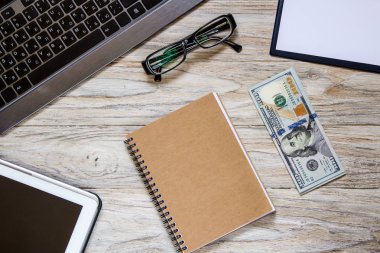 Dolar ile ışık ahşap masa üzerinde office nesneleri