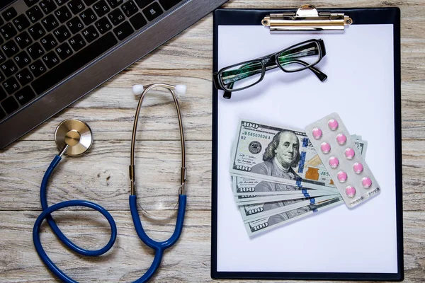 Medicin muta till terapeuten. Pengar och medicin — Stockfoto