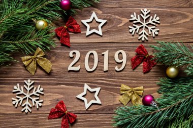 Yeni yıl başlık 2019. Noel dekorasyon ahşap arka plan üzerinde