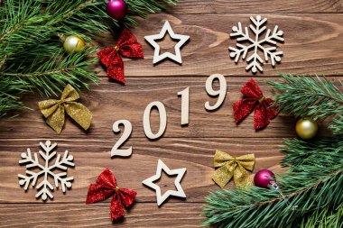 Ahşap masa üzerinde 2019 yıl için orijinal Noel Dekorasyon Fuarı