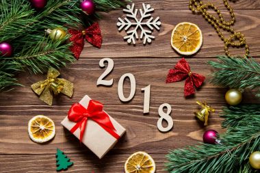 2018 yeni yıl Noel hediyesi ile çevrili lüks ahşap masa başlığına, dilim limon, çan ve diğer Noel tinsel