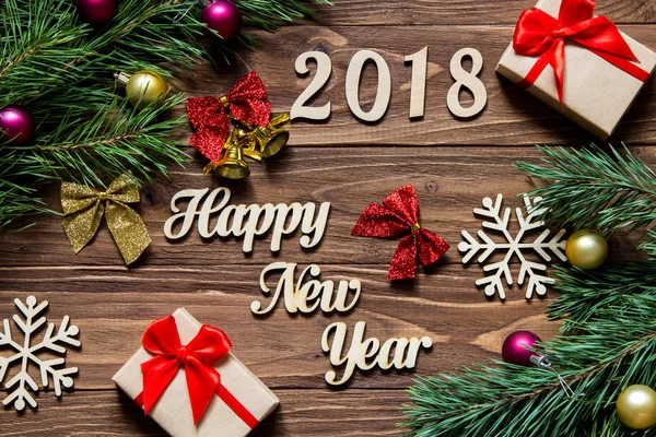 Frohes neues jahr 2018. Geschenke und weihnachtliches Lametta auf dem hölzernen hintergrund — Stockfoto