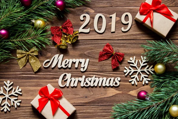 Frohe Weihnachten 2019. Weihnachtsgeschenke und Lametta auf dem hölzernen Hintergrund — Stockfoto