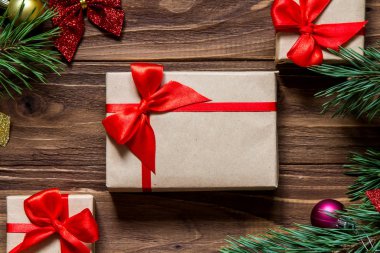 Noel hediyeler Fuar makro ile çam ağacı tinsel ahşap arka plan üzerinde