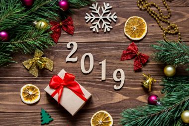 2019 yeni yıl Noel hediyesi ile çevrili lüks ahşap masa başlığına, dilim limon, çan ve diğer Noel tinsel