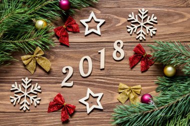 Ahşap masa üzerinde 2018 yıl için orijinal Noel Dekorasyon Fuarı