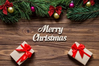 Ahşap arka plan iki lüks hediye kutusu ile şirin Merry Christmas Tema