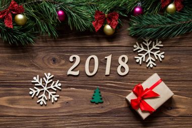 2018 iki beyaz güzel kar taneleri, yeşil karton firtree ve çam ağacı dalları ekranın üst kısmında bulunan bir hediye kutusu ile son derece orijinal fuar.