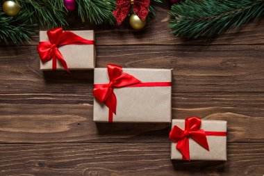 Ekranın üst kısmında çam ağacı dalları ile ahşap arka plan üzerinde güzel bir Noel tema. Mevcut kutuları çapraz orijinal fuar