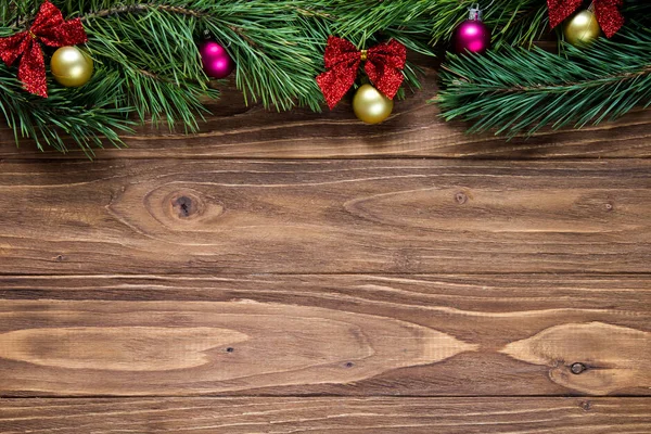 Tema de Natal agradável no fundo de madeira com galhos de pinheiros na parte superior da tela — Fotografia de Stock