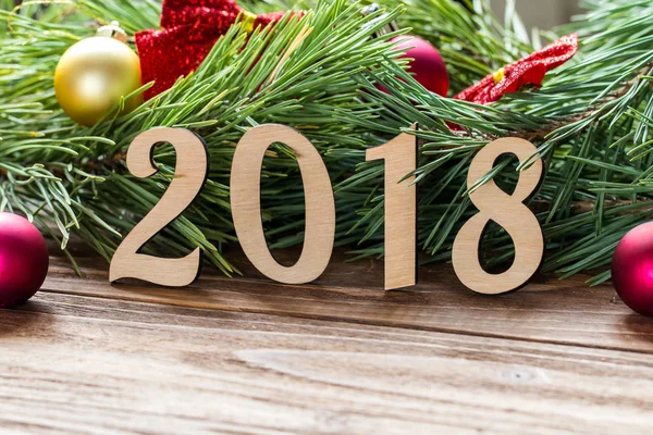 Extrem süße neue Jahr 2018 Makro, Kiefer Hintergrund mit Weihnachtskugeln und roten Bögen auf dem Holztisch — Stockfoto