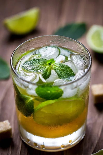 Mojito macro de vidro com fundo desfocado, composição agradável na mesa de madeira — Fotografia de Stock