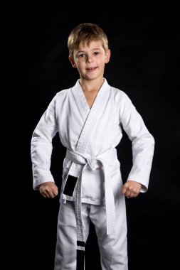 Büyüleyici izole siyah yepyeni kimono çocukta gülümseyerek