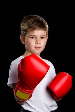 Çocuk portre siyah zemin üzerine kırmızı boks eldiven