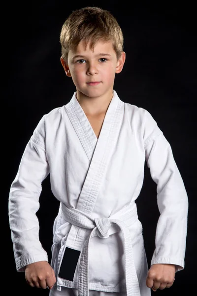 Allvarlig kid i helt ny kimono på isolerade svart bakgrund. Makro — Stockfoto