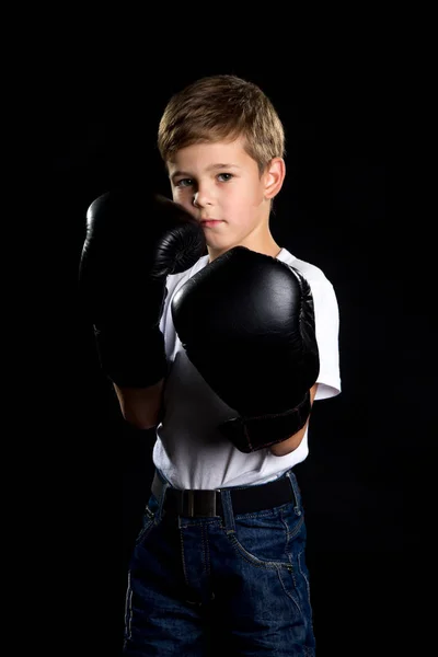Bokser mały stojący w czarne rękawice bokserskie i był gotowy do walki — Zdjęcie stockowe