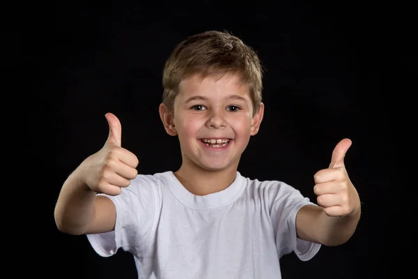 Rapaz extremamente feliz, alegre e sorridente com os polegares para cima — Fotografia de Stock