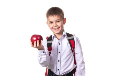 Sağlıklı mutlu neşeli öğrenci Kırmızı elma, beyaz arka plan üzerinde ayakta tutan