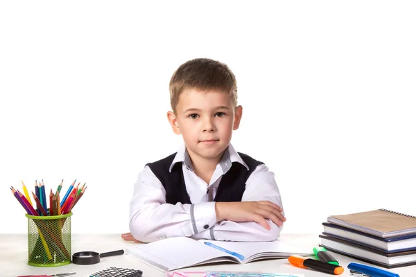 Inteligente alumno serio excelente sentado quieto en el escritorio con fondo blanco — Foto de Stock