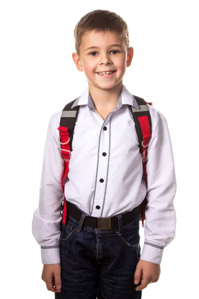 Muchacho sonriente con mochila, listo para la escuela sobre fondo blanco — Foto de Stock